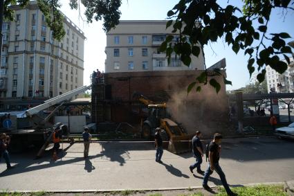 Москва.  Снос кафе `Шоколадница` у метро `Дмитровская`,   признанного объектом самовольного строительства.