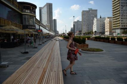 Москва.  На Новом Арбате установили лавочку длиной 300 метров.