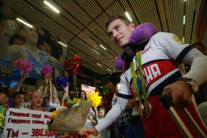 Екатеринбург. Встреча серебрянного призера Олимпиады в Рио де жанейро 2016, гимнаста Давида Белявского в аэропорту Кольцово. На фото: Давид Белявский