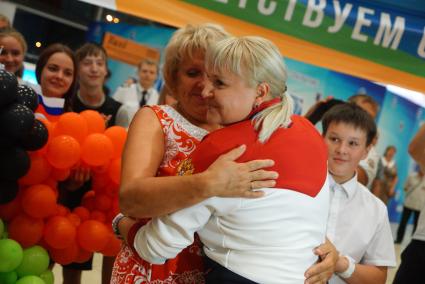 Екатеринбург. Встреча серебрянного призера Олимпиады в Рио де жанейро 2016, лучницы Ксении Перовой в аэропорту Кольцово. На фото: Ксения Перова  с мамой