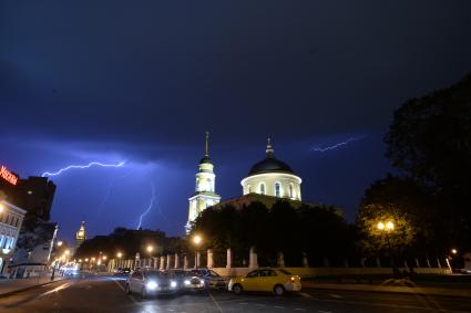 Москва.  Большая Никитская улица во время грозы.