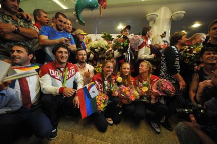 Москва. Спортсмены Олимпийской сборной России во время церемонии встречи чемпионов и призеров ХХХI летних Олимпийских игр Рио 2016 в аэропорту `Шереметьево`.