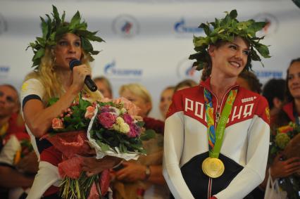 Москва. Пятикратные олимпийские чемпионки Светлана Ромашина (справа) и Наталья Ищенко во время церемонии встречи чемпионов и призеров ХХХI летних Олимпийских игр Рио 2016 в аэропорту `Шереметьево`.