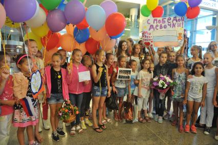 Москва. Участники церемонии встречи `золотого рейса` с чемпионами и призерами ХХХI Олимпийских игр Рио-2016 в аэропорту `Шереметьево`.