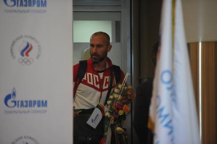 Москва. Волейболист Сергей Тетюхин во время церемонии встречи чемпионов и призеров ХХХI летних Олимпийских игр Рио 2016 в аэропорту `Шереметьево`.