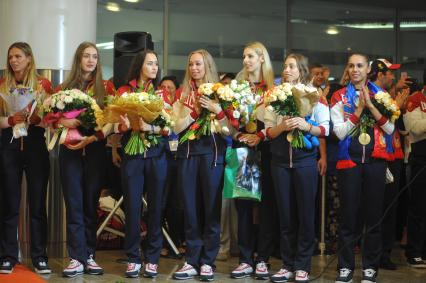 Москва. Спортсменки сборной России , во время церемонии встречи чемпионов и призеров ХХХI летних Олимпийских игр Рио 2016 в аэропорту `Шереметьево`.