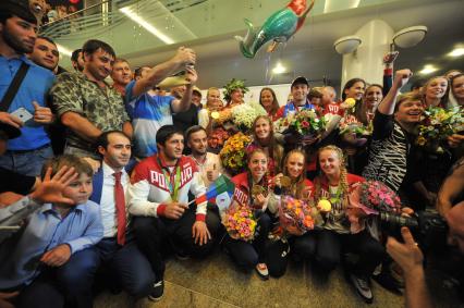 Москва. Спортсмены Олимпийской сборной России во время церемонии встречи чемпионов и призеров ХХХI  летних Олимпийских игр  Рио 2016  в аэропорту `Шереметьево`.