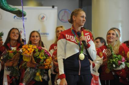 Москва.  Гандболистка Ирина Близнова во время церемонии встречи чемпионов и призеров ХХХI  летних Олимпийских игр  Рио 2016  в аэропорту `Шереметьево`.