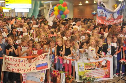 Москва. Участники церемонии встречи `золотого рейса` с чемпионами и призерами ХХХI Олимпийских игр Рио-2016 в аэропорту `Шереметьево`.