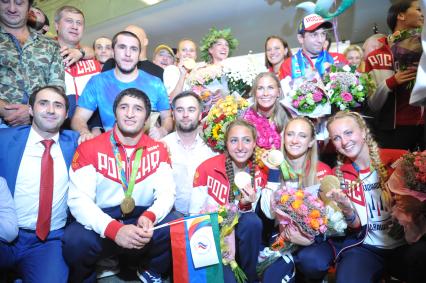 Москва. Спортсмены Олимпийской сборной России во время церемонии встречи чемпионов и призеров ХХХI  летних Олимпийских игр  Рио 2016  в аэропорту `Шереметьево`.