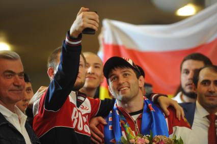Москва.  Борец Сослан Рамонов  во время церемонии встречи чемпионов и призеров ХХХI  летних Олимпийских игр  Рио 2016  в аэропорту `Шереметьево`.