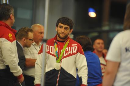 Москва. Аниуар Гедуев,завоевавший серебряную  медаль  по вольной борьбе  ( в центре), во время церемонии встречи чемпионов и призеров ХХХI  летних Олимпийских игр  Рио 2016  в аэропорту `Шереметьево`.