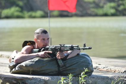 Новосибирская область. Российский военнослужащий  во время 5-го этапа `Выход разведывательного отделения в район сбора после выполнения задачи` конкурса `Отличники войсковой разведки` в рамках Армейских международных игр - 2016 на полигоне Кольцово.