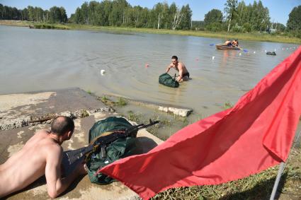 Новосибирская область. Российские военнослужащие преодолевают водную преграду  во время 5-го этапа `Выход разведывательного отделения в район сбора после выполнения задачи` конкурса `Отличники войсковой разведки` в рамках Армейских международных игр - 2016 на полигоне Кольцово.