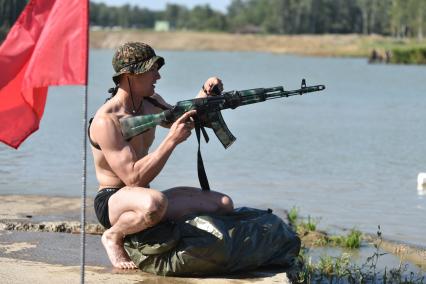 Новосибирская область. Российский военнослужащий  во время 5-го этапа `Выход разведывательного отделения в район сбора после выполнения задачи` конкурса `Отличники войсковой разведки` в рамках Армейских международных игр - 2016 на полигоне Кольцово.