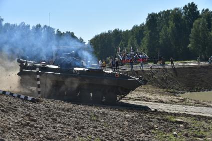 Новосибирская область.  БМД-3  во время 5-го этапа `Выход разведывательного отделения в район сбора после выполнения задачи` конкурса `Отличники войсковой разведки` в рамках Армейских международных игр - 2016 на полигоне Кольцово.