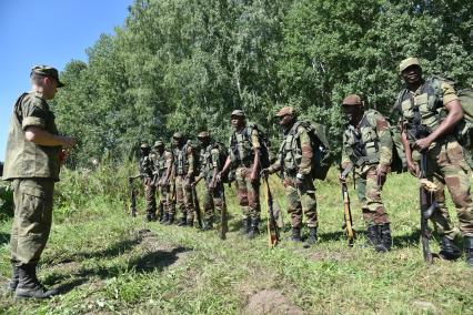 Новосибирская область. Военнослужащие из Зимбабве во время 5-го этапа `Выход разведывательного отделения в район сбора после выполнения задачи` конкурса `Отличники войсковой разведки` в рамках Армейских международных игр - 2016 на полигоне Кольцово.