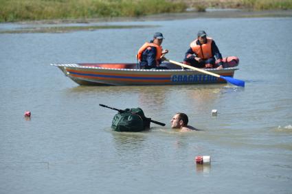 Новосибирская область. Военнослужащий   преодолевает водную преграду  во время 5-го этапа `Выход разведывательного отделения в район сбора после выполнения задачи` конкурса `Отличники войсковой разведки` в рамках Армейских международных игр - 2016 на полигоне Кольцово.