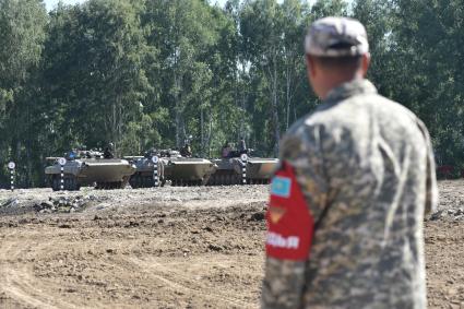 Новосибирская область.  БМД-3  во время 5-го этапа `Выход разведывательного отделения в район сбора после выполнения задачи` конкурса `Отличники войсковой разведки` в рамках Армейских международных игр - 2016 на полигоне Кольцово.