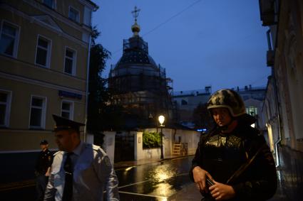 Москва.  Сотрудники полиции у отделения `Ситибанка` на Большой Никитской улице, где разорившийся предприниматель Арам Петросян угрожает устроить взрыв.