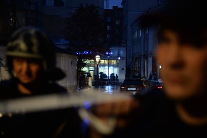 Москва. Сотрудники полиции у отделения `Ситибанка` на Большой Никитской улице, где разорившийся предприниматель Арам Петросян угрожает устроить взрыв.