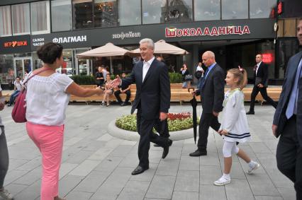 Москва. Мэр Москвы Сергей Собянин (в центре) на открытии фестиваля `Снова в школу` на  Новом Арбате.