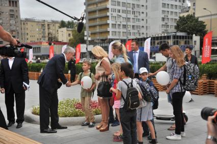 Москва. Мэр Москвы Сергей Собянин на открытии фестиваля `Снова в школу` на  Новом Арбате.