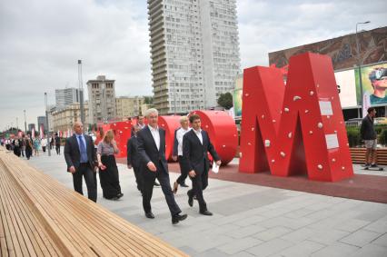 Москва. Мэр Москвы Сергей Собянин (в центре) и руководитель департамента торговли и услуг города Москвы Алексей Немерюк  (справа) на открытии фестиваля `Снова в школу` на  Новом Арбате.