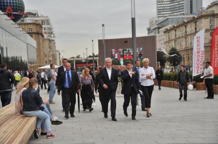 Москва. Мэр Москвы Сергей Собянин (в центре) и руководитель департамента торговли и услуг города Москвы Алексей Немерюк  (второй справа) на открытии фестиваля `Снова в школу` на  Новом Арбате.