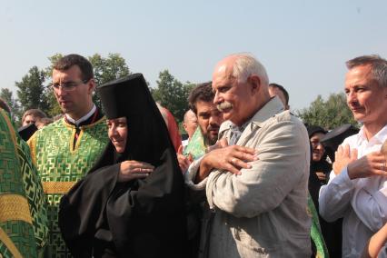 Нижегородская область,Дивеево. Режиссер Никита Михалков  с сыном  Степаном (справа) в Свято-Троицком Серафимо-Дивеевском женском монастыре.