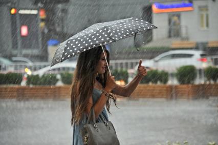 Москва. Девушка во время дождя на Новом Арбате.