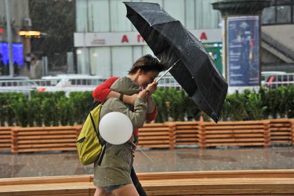 Москва. Прохожие во время дождя на Новом Арбате.