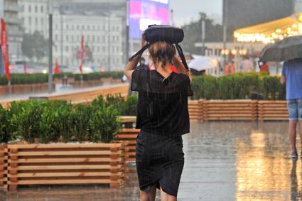 Москва. Девушка во время дождя на Новом Арбате.