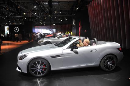Москва. Автомобиль Mercedes-Benz SLC 43 на Московском международном автомобильном салоне - 2016 в Международном выставочном центре `Крокус Экспо`.