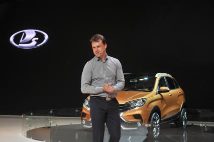 Москва. Демонстрация автомобиля Lada Xray cross на Московском международном автомобильном салоне - 2016 в Международном выставочном центре `Крокус Экспо`.