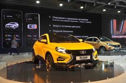 Москва.  Концепт-кар Lada Xcode и Lada Xray cross (справа) на Московском международном автомобильном салоне - 2016 в Международном выставочном центре `Крокус Экспо`.