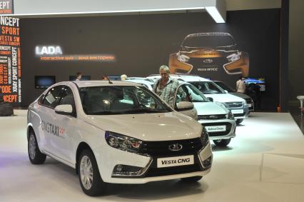 Москва. Автомобиль Lada Vesta CNG на Московском международном автомобильном салоне - 2016 в Международном выставочном центре `Крокус Экспо`.