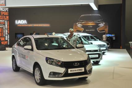 Москва.  Автомобиль Lada Vesta CNG на Московском международном автомобильном салоне - 2016 в Международном выставочном центре `Крокус Экспо`.