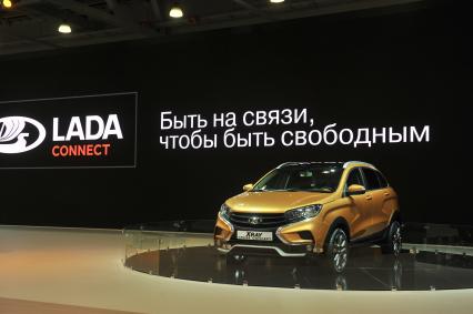 Москва. Концепт-кар Lada Xray cross на Московском международном автомобильном салоне - 2016 в Международном выставочном центре `Крокус Экспо`.