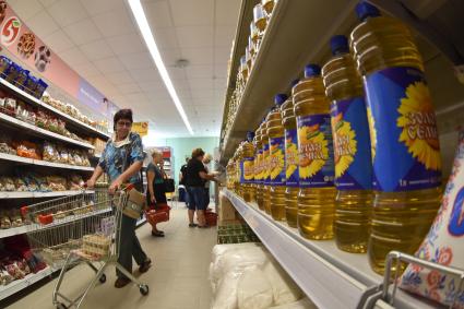 Новосибирск.  Пенсионерки  делают покупки в продуктовом магазине.