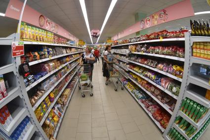 Новосибирск.  Пенсионерки  делают покупки в продуктовом магазине.