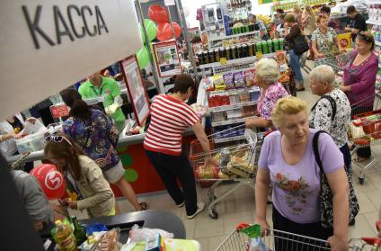 Новосибирск.  Очередь у кассы в продуктовом магазине.