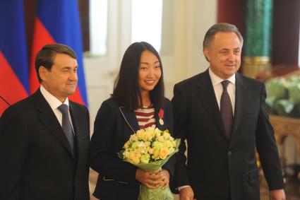 Москва.  Вице-президент Олимпийского комитета России (ОКР), помощник президента РФ Игорь Левитин,  серебряный призер по стрельбе из лука Инна Степанова  и министр спорта РФ Виталий Мутко (слева направо) на церемонии вручения государственных наград победителям и призерам Олимпийских игр  2016 в Рио-де-Жанейро в Большом Кремлевском дворце.