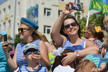 Ставрополь.  Дети  и взрослые  наблюдают за торжественным  парадом  в честь празднования Дня Воздушно-десантных войск.