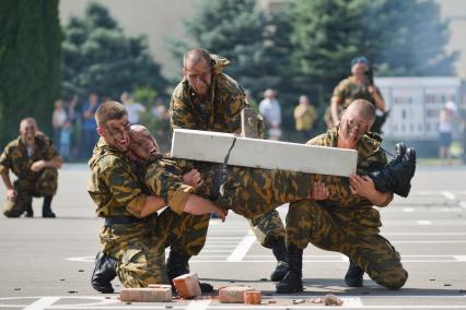 Ставрополь. Парадом и показательными выступлениями  отметил  свой профессиональный праздник 247-й гвардейский  десантно-штурмовой Кавказский  казачий о полк .