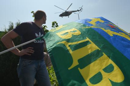 Ставрополь. Мужчина на торжественном параде в честь празднования Дня Воздушно-десантных войск.