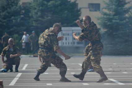 Ставрополь. Парадом и показательными выступлениями  отметил  свой профессиональный праздник 247-й гвардейский  десантно-штурмовой Кавказский  казачий о полк .