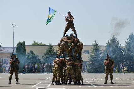 Ставрополь. Парадом и показательными выступлениями  отметил  свой профессиональный праздник 247-й гвардейский  десантно-штурмовой Кавказский  казачий о полк .