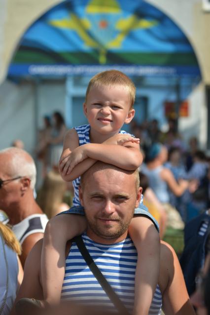 Ставрополь.  Дети  и взрослые  наблюдают за торжественным  парадом  в честь празднования Дня Воздушно-десантных войск.