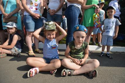 Ставрополь.  Дети  наблюдают за парадом  во время празднования Дня Воздушно-десантных войск.